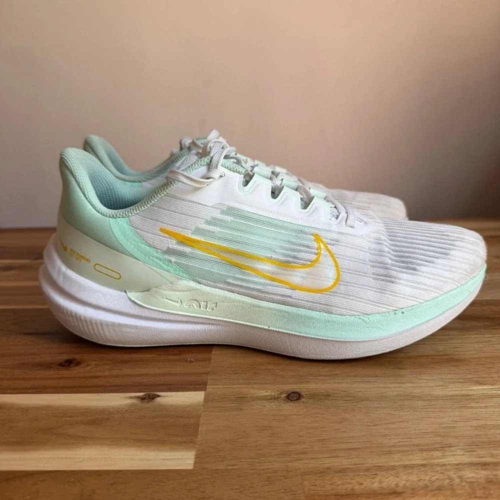 Nike Air Winflo 9 in White Barely Green